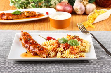 Düdük makarna domuz etli domates sos ile