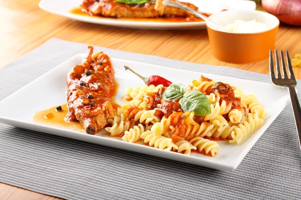Makaron Fusilli z sosem wieprzowiny i pomidorów — Zdjęcie stockowe