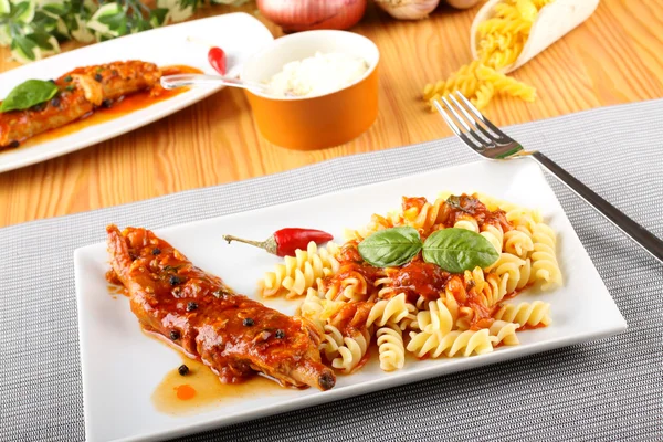 Massa Fusilli com molho de porco e tomate — Fotografia de Stock