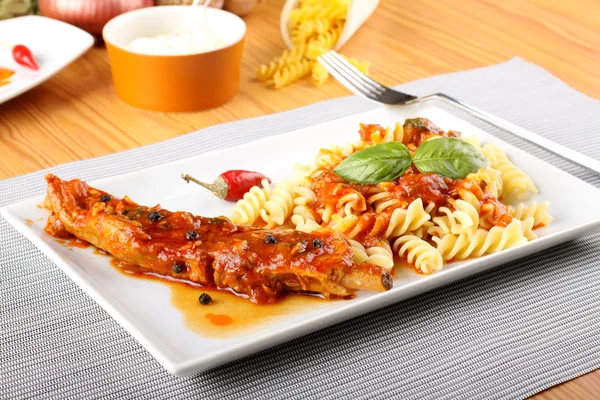 Fusilli con sugo di maiale e pomodoro — Foto Stock