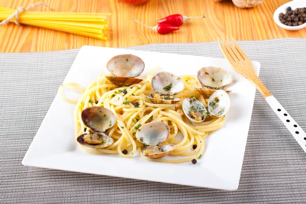 Spaghetti z świeże małże i natką pietruszki — Zdjęcie stockowe