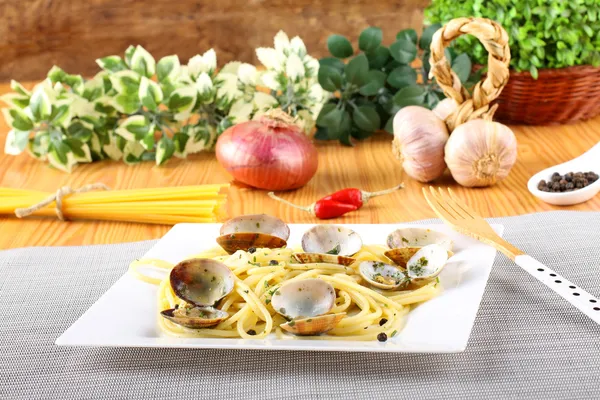Espaguetis con almejas frescas y perejil —  Fotos de Stock