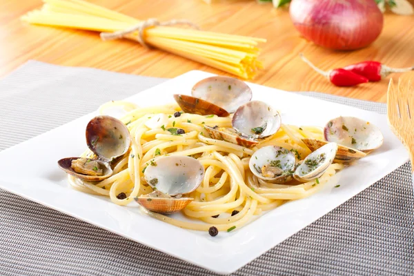 Spaghetti med färska musslor och persilja — Stockfoto