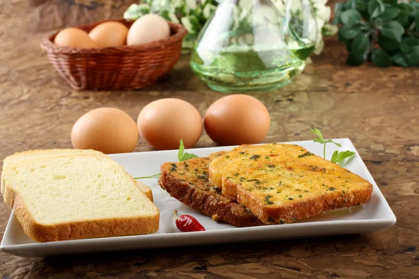 White bread with fried egg and parsley — Stock Photo, Image