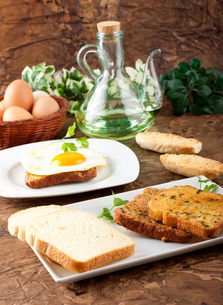 Fehér kenyér, sült tojás és petrezselyem — Stock Fotó