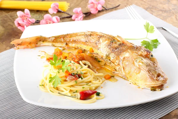 Makaron z sosem świeżych ryb — Zdjęcie stockowe