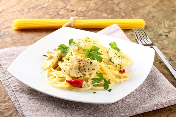 Pasta con filete de mero fresco — Foto de Stock