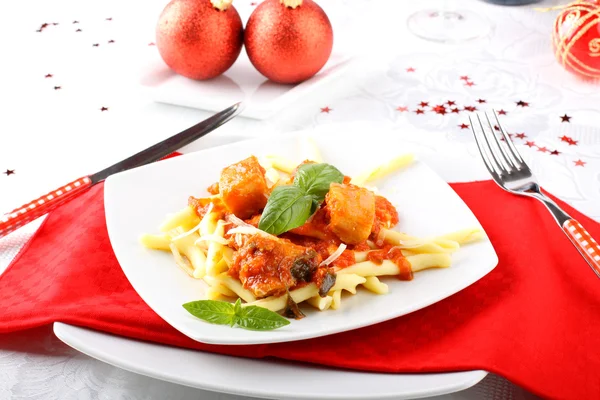 Pasta con pezzi di tonno fresco, pomodoro e menta — Foto Stock