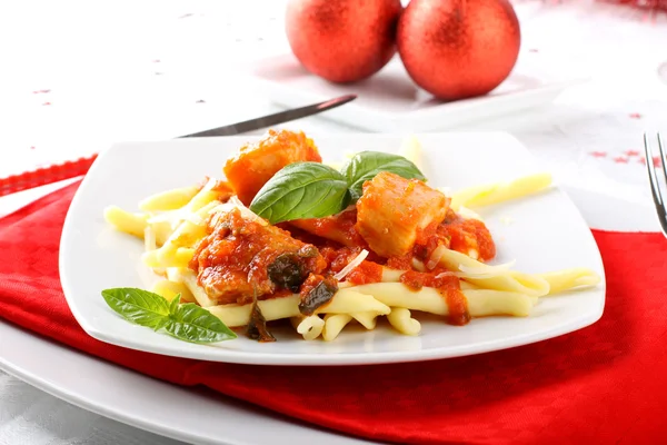 Nudeln mit frischen Thunfischstücken, Tomaten und Minze — Stockfoto