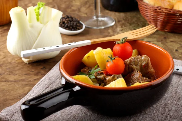 Carne com molho de tomate com batatas em caldo — Fotografia de Stock