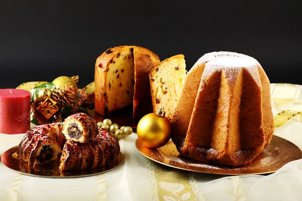 Karmaşık arka plan üzerinde süslü masada Noel tatlılar — Stok fotoğraf