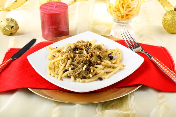 Pasta con sardine e finocchio sulla tavola di Natale su sfondo complesso — Foto Stock
