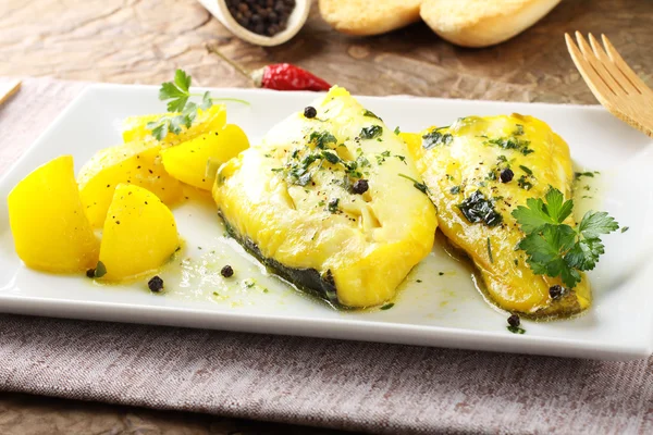 Bacalao fresco con patatas y azafrán —  Fotos de Stock