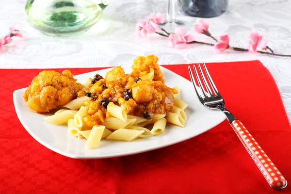 Pasta con broccoli freschi, uvetta e pinoli — Foto Stock