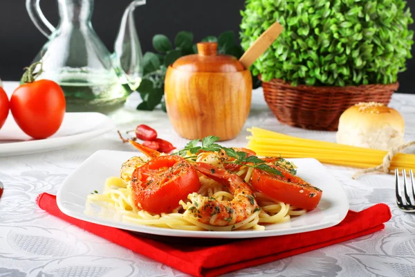 Massa com camarão, tomate fresco e salsa — Fotografia de Stock