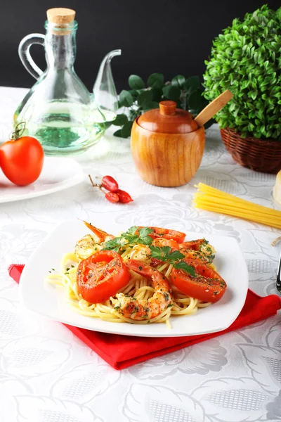 Pasta con gamberetti, pomodori freschi e prezzemolo — Foto Stock