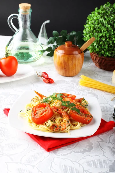 Pasta con camarones, tomates frescos y perejil — Foto de Stock