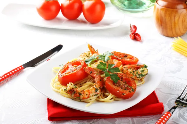 Massa com camarão, tomate fresco e salsa — Fotografia de Stock