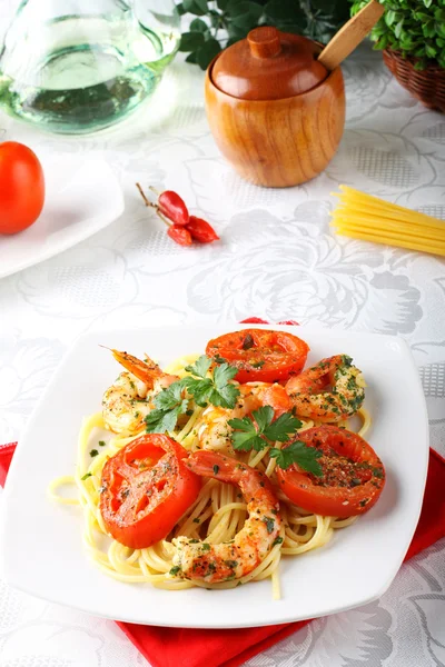 Těstoviny s krevetami, čerstvými rajčaty a petrželkou — Stock fotografie