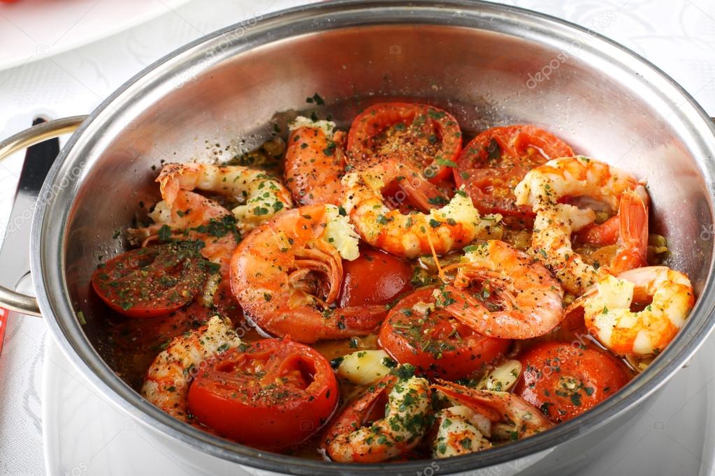 Pan with shrimp and tomato