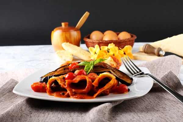 Cannelloni pasta med aubergine och tomat — Stockfoto