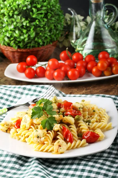 Fusilli com camarão fresco, ervilhas e tomates — Fotografia de Stock