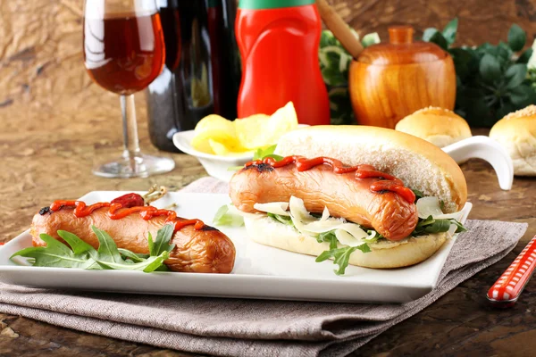 Hot Dog mit Wurst, Ketchup und Salat — Stockfoto