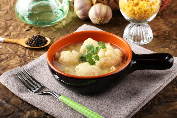 Sopa de brócoli fresca en un tazón — Foto de Stock