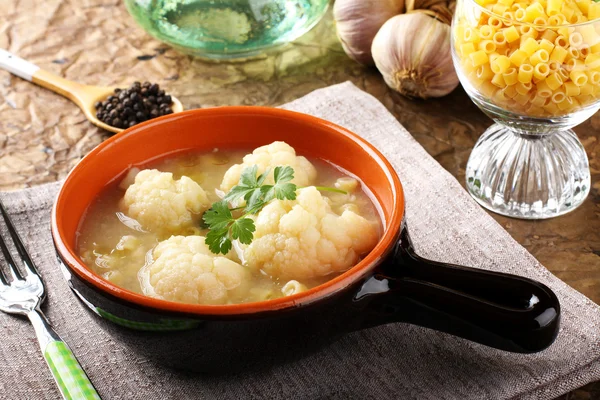 Sopa de brócoli fresca en un tazón — Foto de Stock