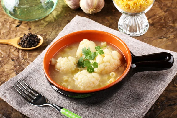 Sopa de brócoli fresca en un tazón — Foto de Stock