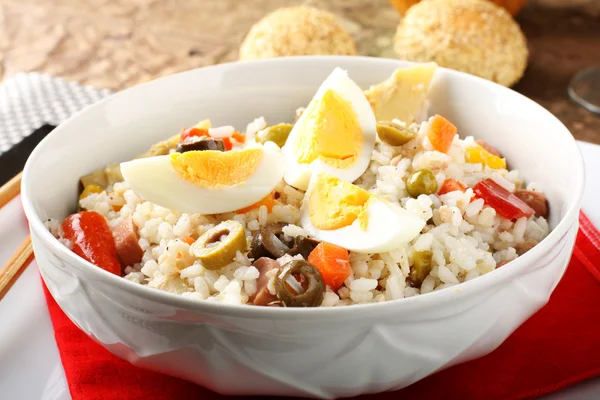 Salada de arroz na tigela — Fotografia de Stock