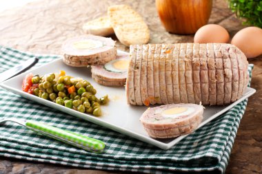 yumurta, jambon ve sebze doldurulmuş et nağmeleme