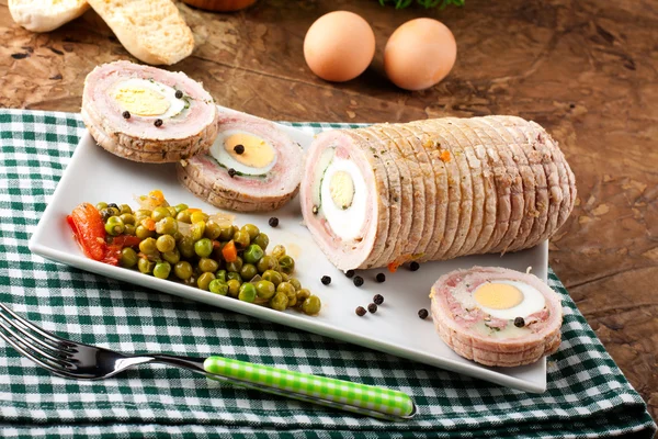 Maso roláda plněná vejcem, šunkou a zeleninou — Stock fotografie