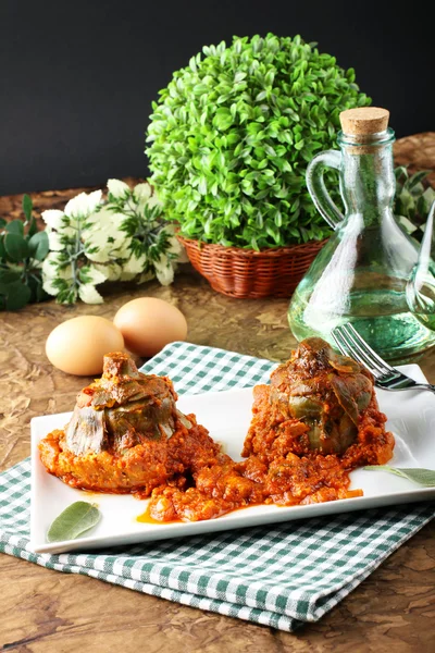 Carciofi con salsa di pomodoro e frittata — Foto Stock