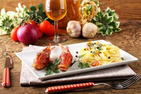 Spaghetti con brodo di pesce fresco — Foto Stock