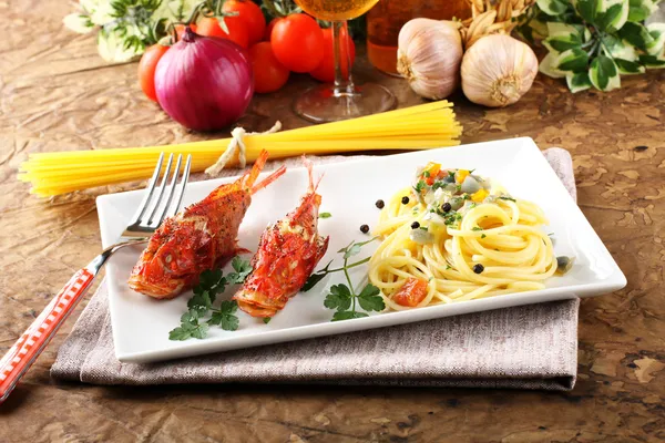 Spaghetti z bulionu świeże owoce morza — Zdjęcie stockowe