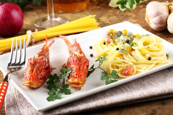 Špagety s čerstvými plody moře vývar — Stock fotografie