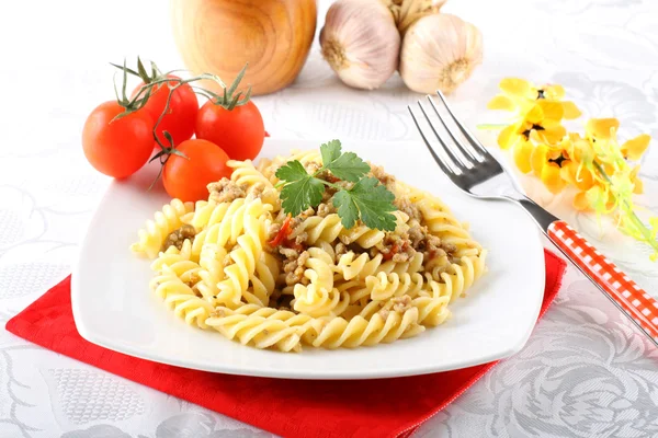 Fusilli pasta med köttfärssås — Stockfoto