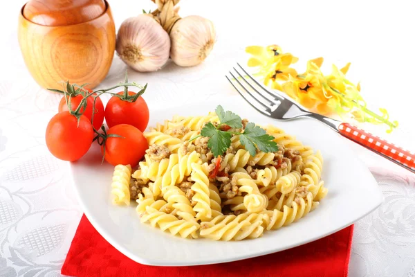 Makaron Fusilli z sosem mięsnym — Zdjęcie stockowe