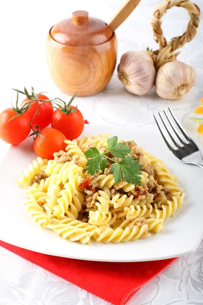 Fusilli Pasta mit Fleischsoße — Stockfoto