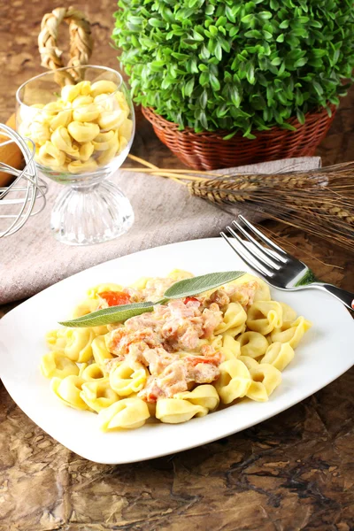 Tortellini com tomate, presunto e creme — Fotografia de Stock