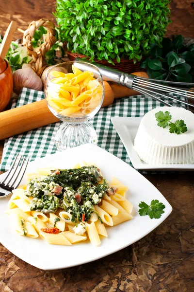 Pasta con ricotta e spinaci — Foto Stock