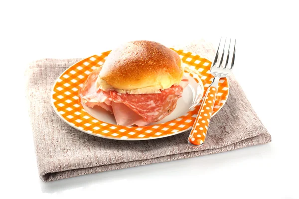 Pão coberto com salame e presunto — Fotografia de Stock