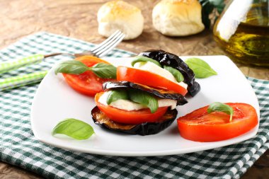 patlıcan, mozzarella ve domates Kulesi