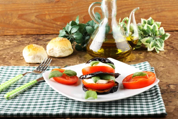 Turm aus Auberginen, Mozzarella und Tomaten — Stockfoto