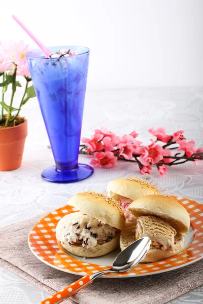 Brioche siciliano com sorvete — Fotografia de Stock