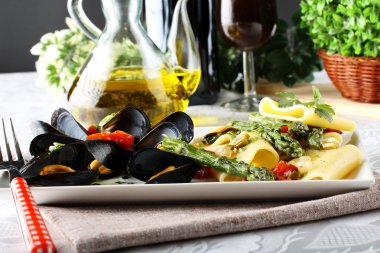 makarna midye ve kuşkonmaz ile