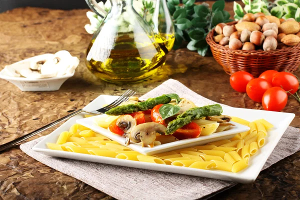 Pasta with fresh tuna, mushrooms and asparagus — Stock Photo, Image