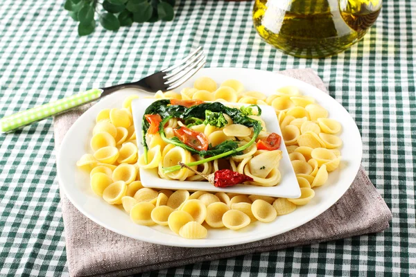 Pasta med broccoli och tomat — Stockfoto