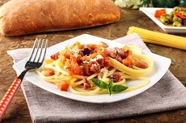 bucatini all'amatriciana, pastırma, domates ve peynir ile